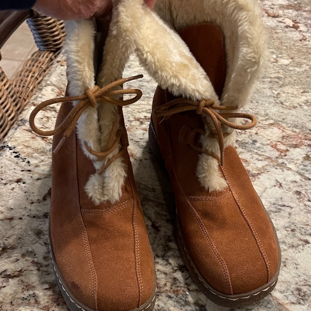 Stylish Tan Boots with Plush Lining